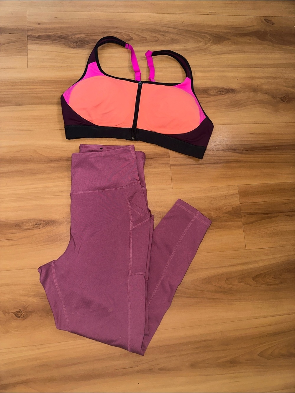 Women's Sports Bra and Leggings Set 🌸